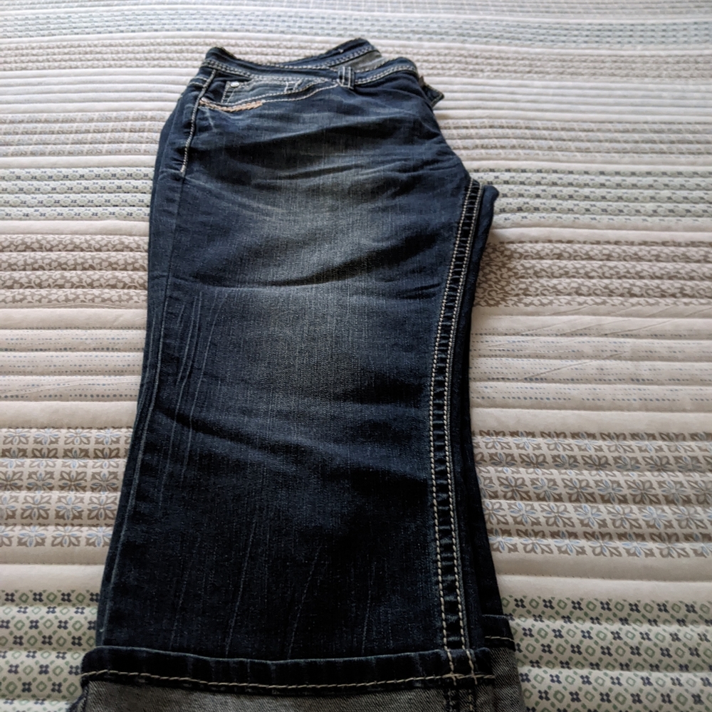 Shyanne CAPRI Jeans, dark wash and distressed.